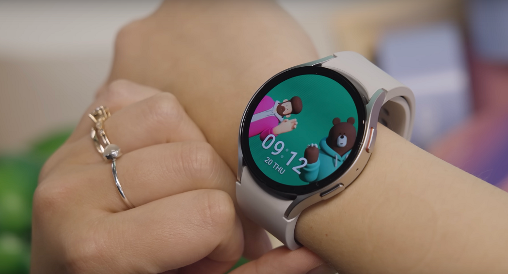 Desain klasik dengan layar lebar dan bezel tipis